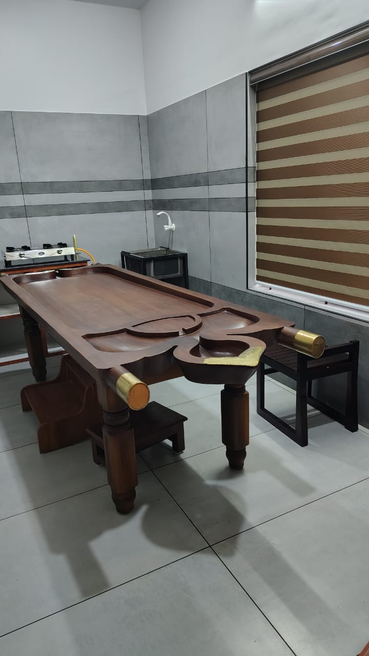 A treatment room with the traditional wooden droni table